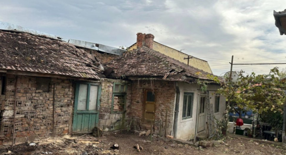 „Nici șobolanii nu stau acolo”. O casă ruinată, scoasă la vânzare cu un preț exorbitant, într-un oraș din România