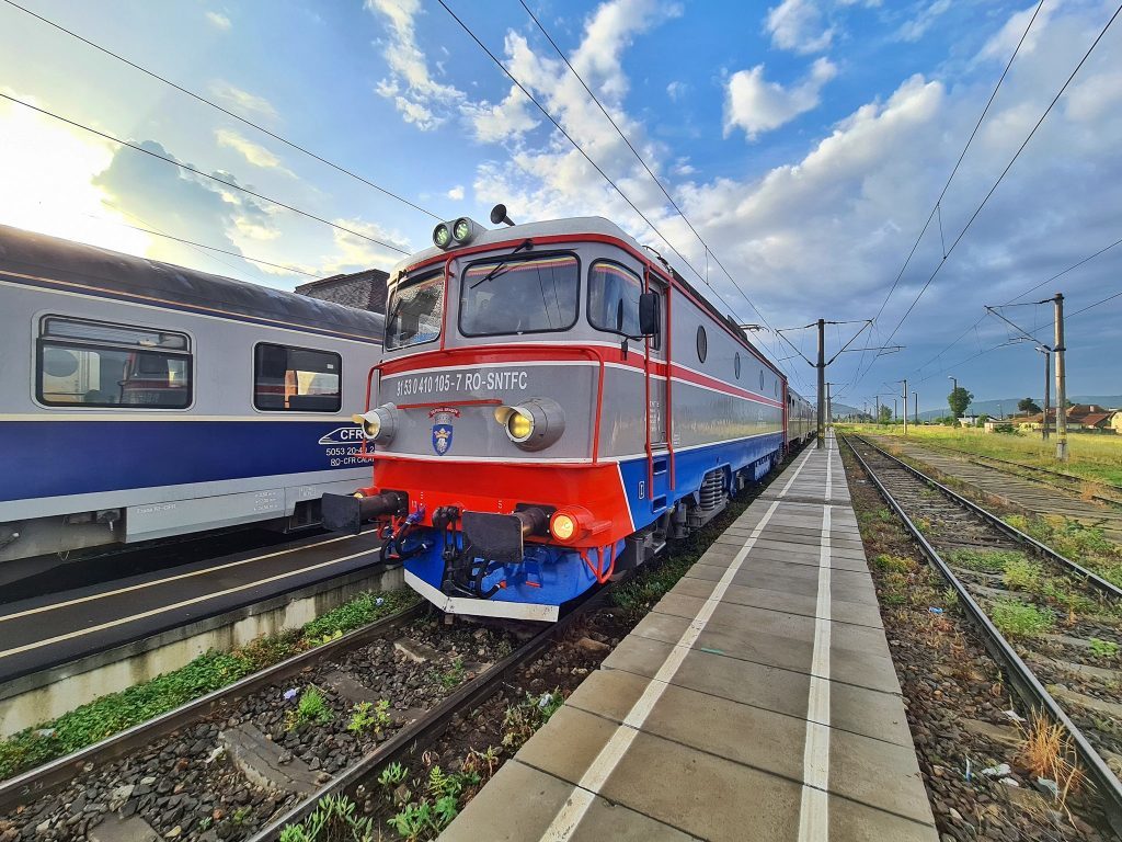 Circulaţie feroviară întreruptă în judeţele Dolj şi Gorj, după ce un tren privat de călători a rupt pantograful şi linia de contact la ieşire din staţia Filiaşi/ Două trenuri de călători or ajunge la destinaţie cu întârzieri între 130 şi 150 de minute