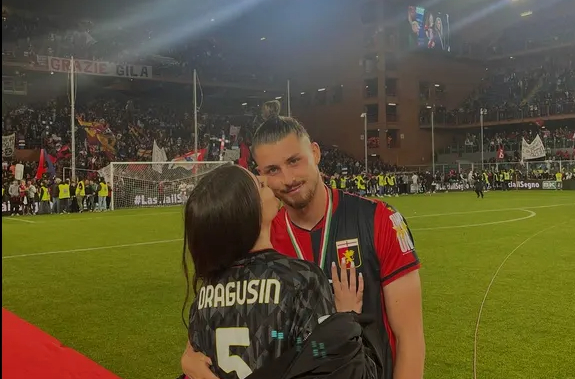 Cel mai scump transferat fotbalist român din toate timpurile, Radu Drăgușin are o iubită foarte bogată. Cine este și ce afaceri au părinții săi