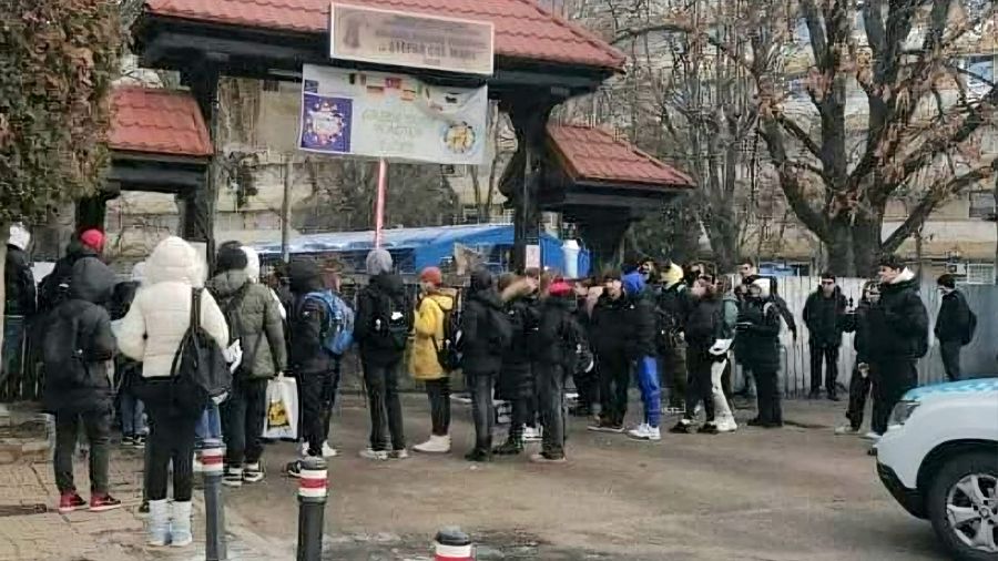 Elevii de la un liceu din Bacău, ținuți la poartă dacă întârzie. Părinții sunt revoltați