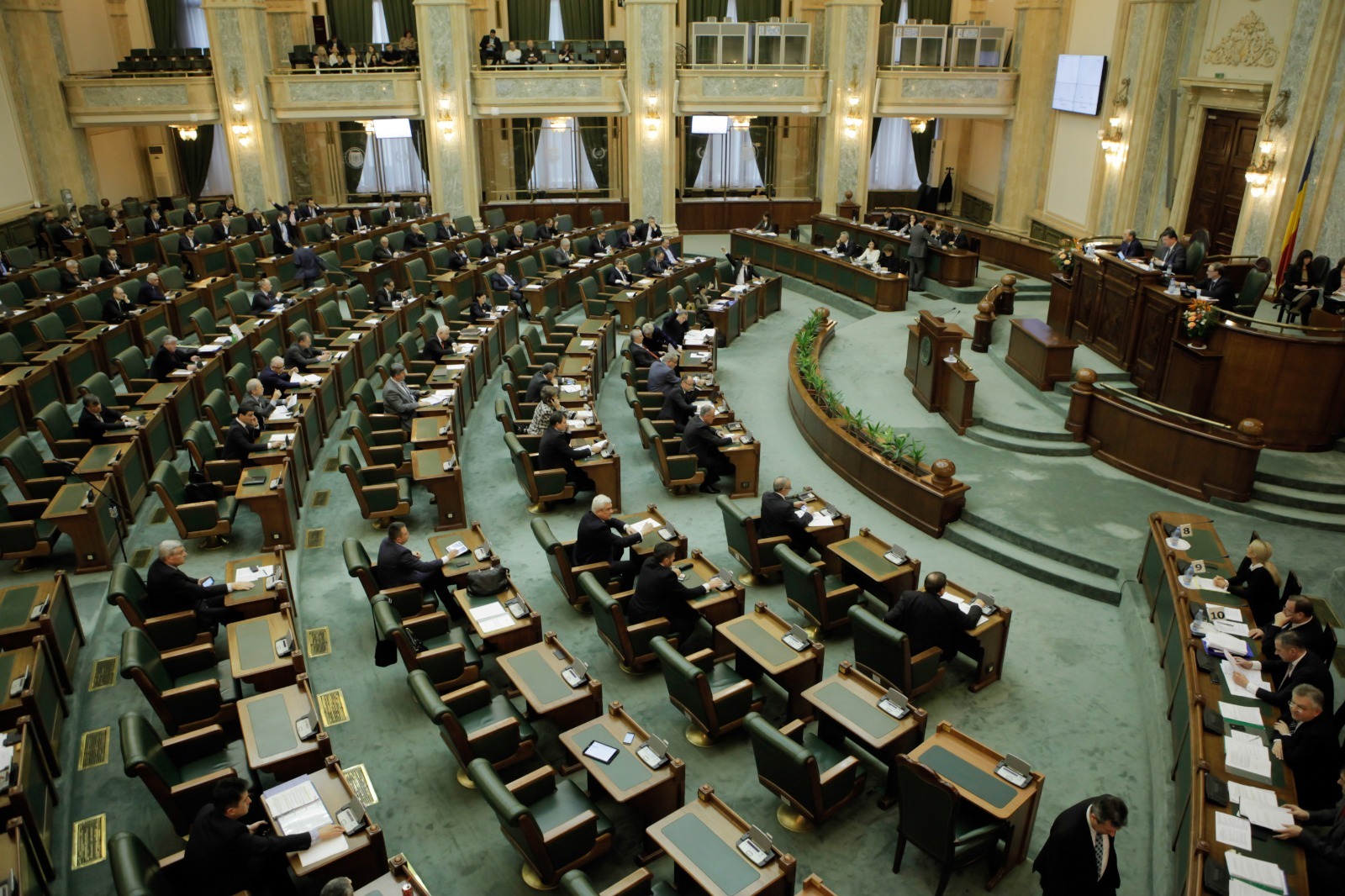 Nicolae Ciucă a convocat Senatul în sesiune extraordinară, luni, pentru declanşarea procedurilor legislative necesare în vedea aprobării ultimelor ordonanţe adoptate de Guvern la solicitarea protestatarilor  – surse