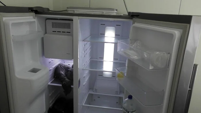 Un director de la Drumuri și Poduri Bârlad, prins cu șpaga în frigider