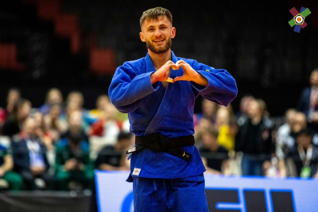 Din superstiție, cel mai nonconformist judoka luptă doar în kimono albastru