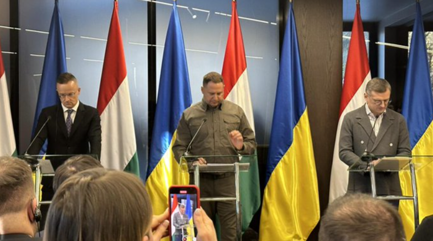 Dmitro Kuleba salută la Ujhorod, în vestul Ucrainei, o întâlnire ”constructivă” cu omologul său ungar Peter Szijjarto înaintea unui summit UE în vederea deblocării unui ajutor destinat Kievului căruia Budapesta i se opune