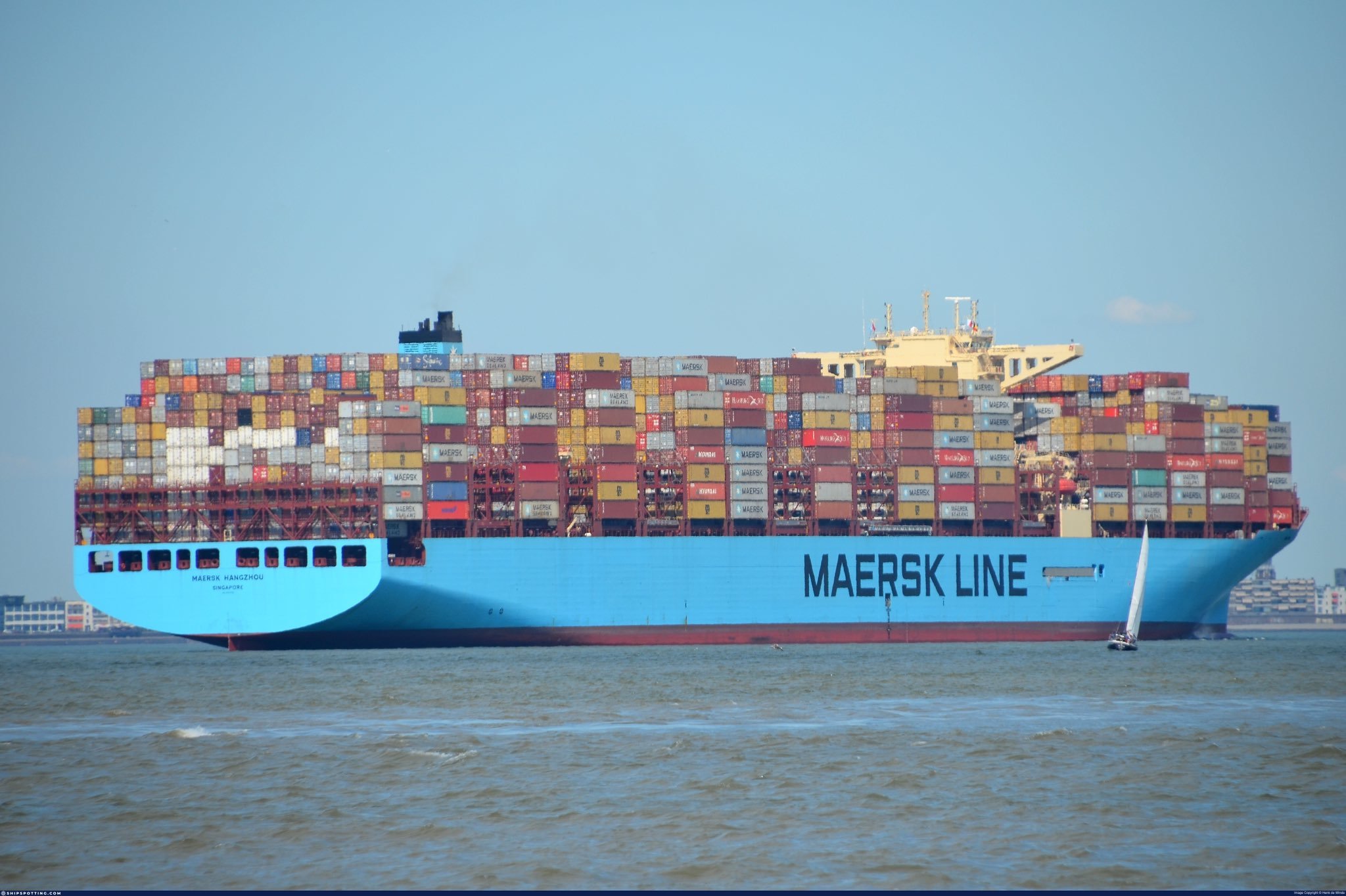 Acţiunile Maersk au crescut puternic miercuri, pentru a doua zi consecutiv, în urma deciziei de a opri transporturile prin Marea Roşie