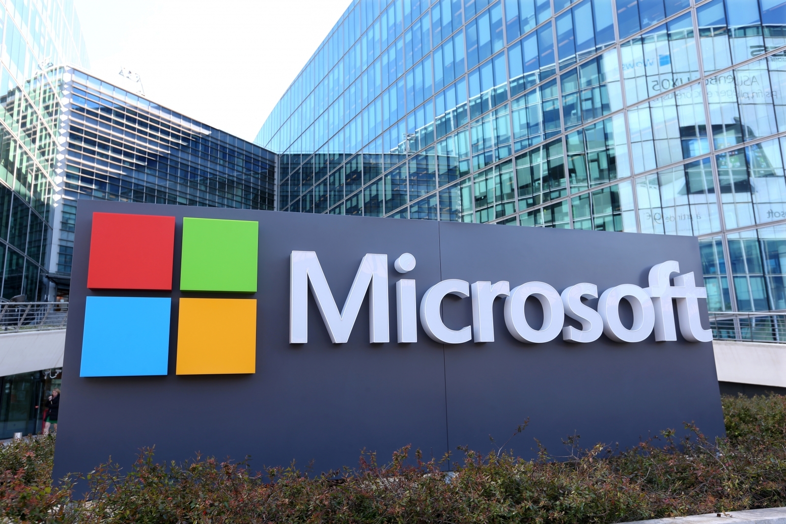 Microsoft va concedia aproximativ 1.900 de angajaţi din unitatea sa Gaming