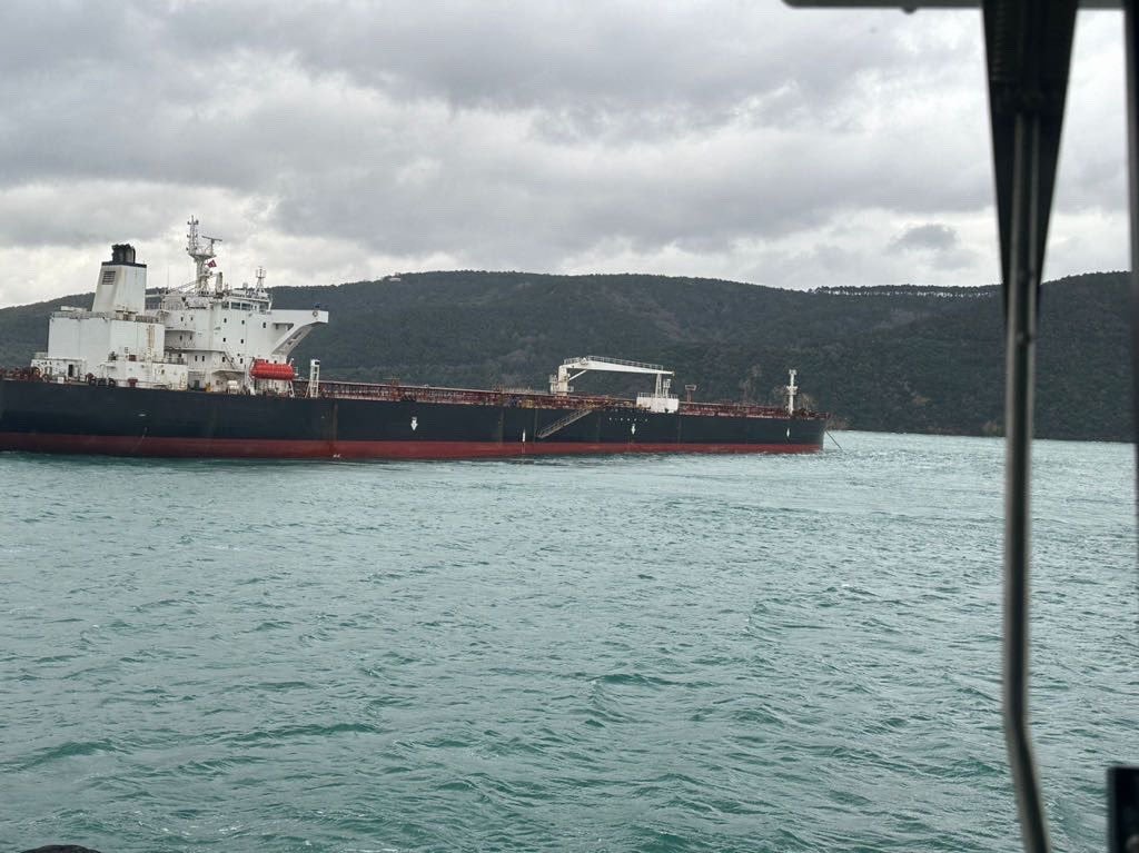 Traficul prin Strâmtoarea Bosfor a fost întrerupt din cauza unei avarii la un petrolier care venea din Rusia. Vasul nu mai poate ancora