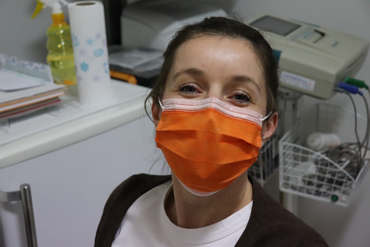 Spania vrea să impună obligativitatea purtării măştilor în spitale, la nivel naţional, din cauza gripei și COVID-ului