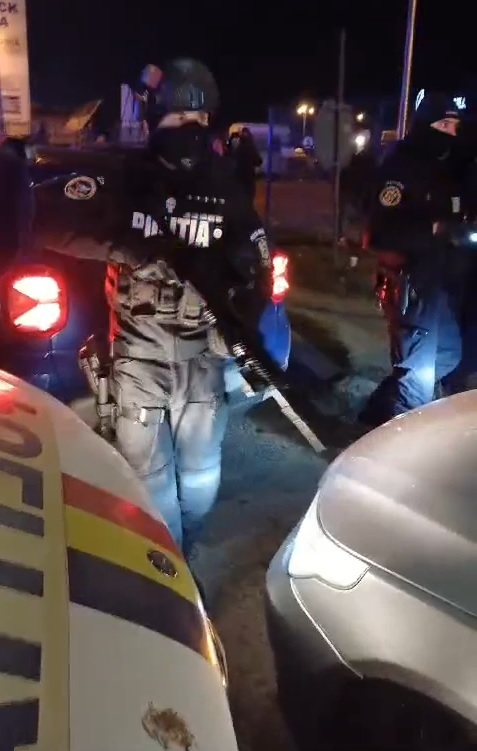 Europol reacționează, după ce un poliţist a îndreptat arma către o maşină la protestul transportatorilor