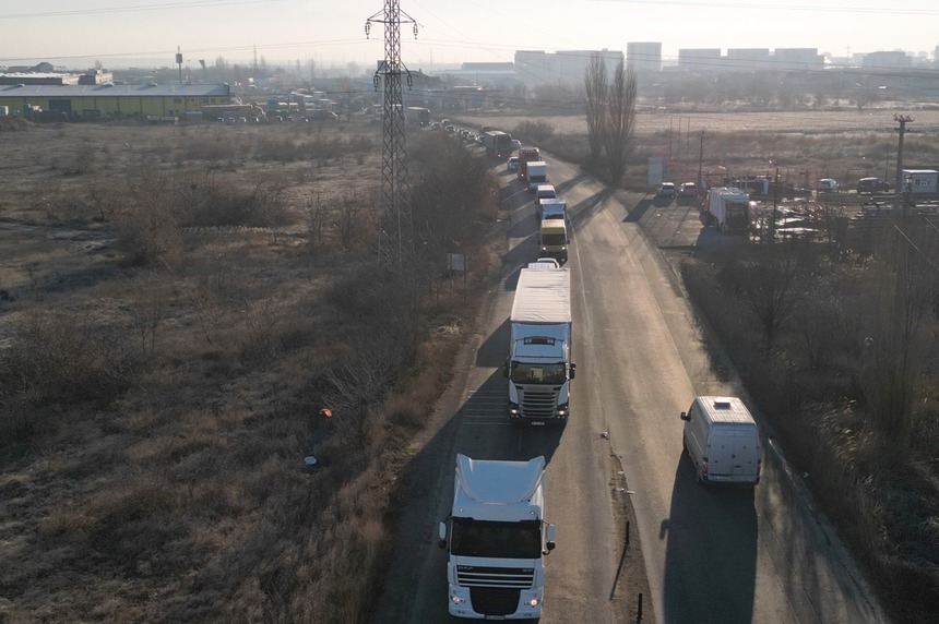 Transportatorii protestatari au pornit în coloană către Bucureşti. Ce schimbări invocă