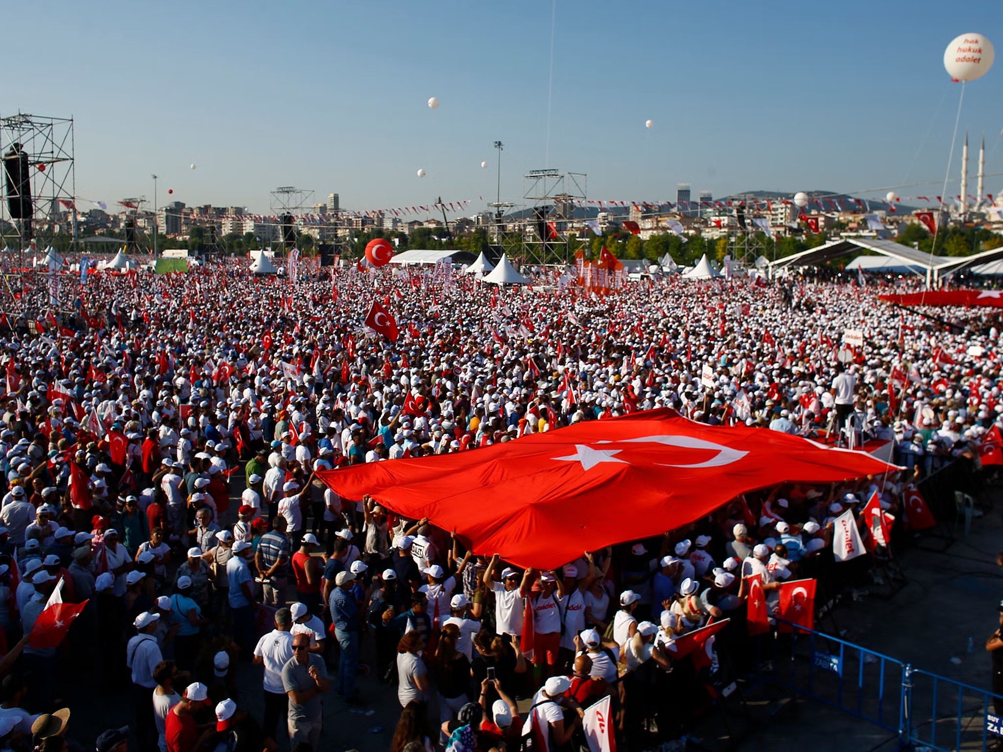 Turcii nu au somn după Revelion. Sute de mii de oameni au ieșit în stradă