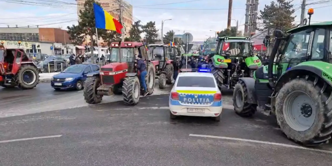 Vama Siret, blocată! Fermierii şi transportatorii: „Ne vrem ţara înapoi. Cerealele din Ucraina ne sufocă”. VIDEO