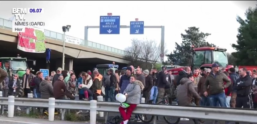 Haos în Franța. Fermierii se pregătesc, astăzi, să pună Parisul „sub asediu”