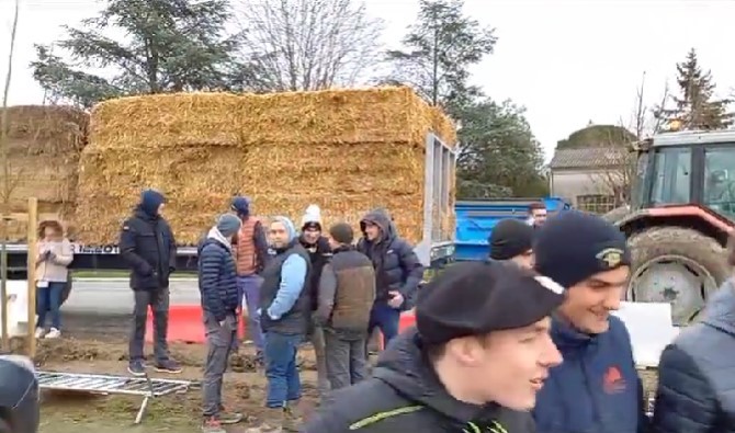 Protestele fermierilor se extind în Franţa, unde o autostradă este blocată de patru zile