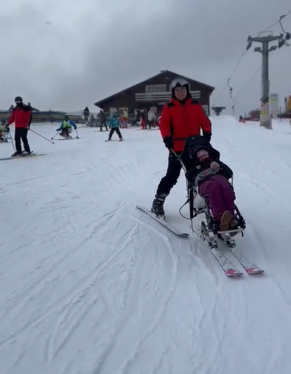 Ştefan Radu Oprea: Tabăra de schi de la Cheile Grădiştei organizată de Caiac SMile a avut peste 30 de participanţi, persoane cu dizabilităţi / Vom introduce turismul adaptiv în noua strategie de dezvoltare a turismului