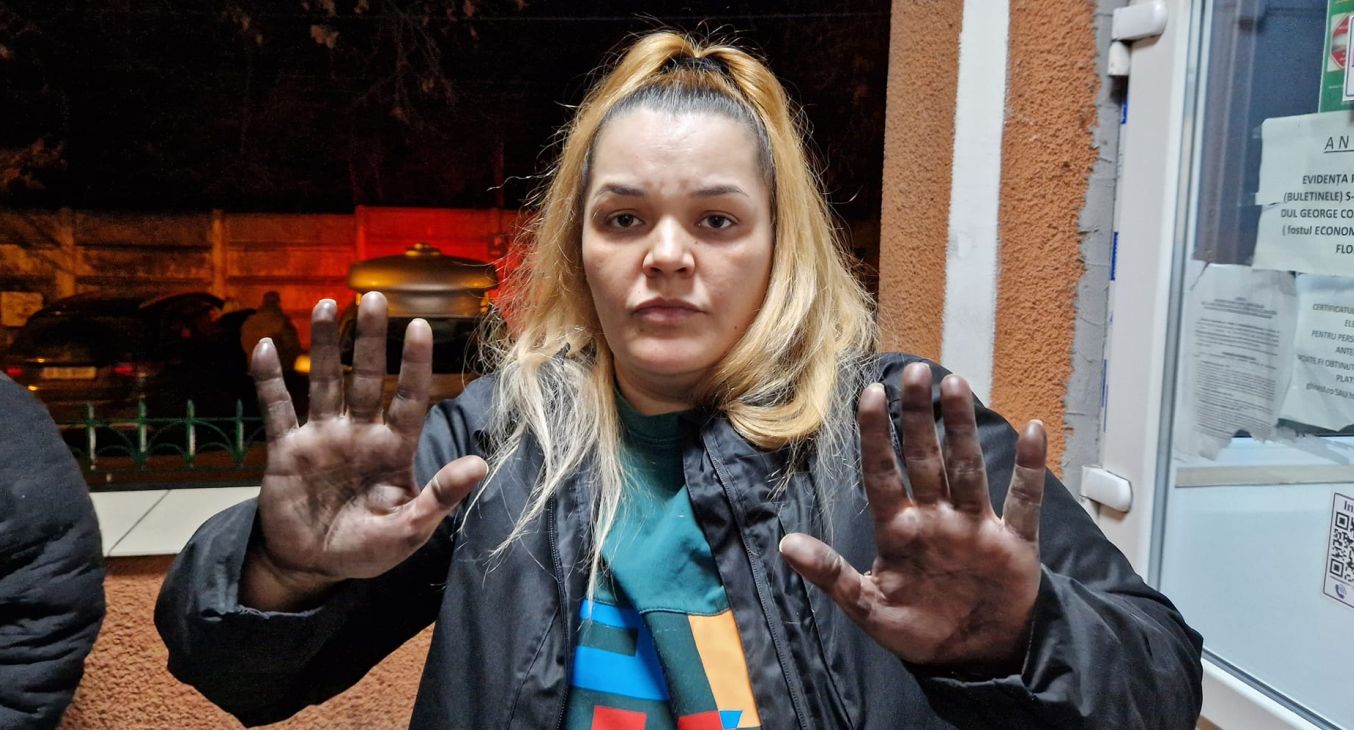 Protestatara Angi Șerban, dusă la secție cu mandat de aducere după o postare pe Facebook