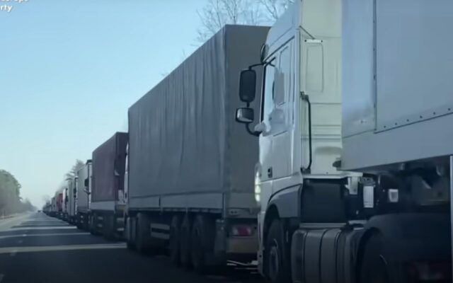 Protest împotriva protestului! 150 de şoferi de camioane din Ucraina şi Turcia protestează în localitatea Siret