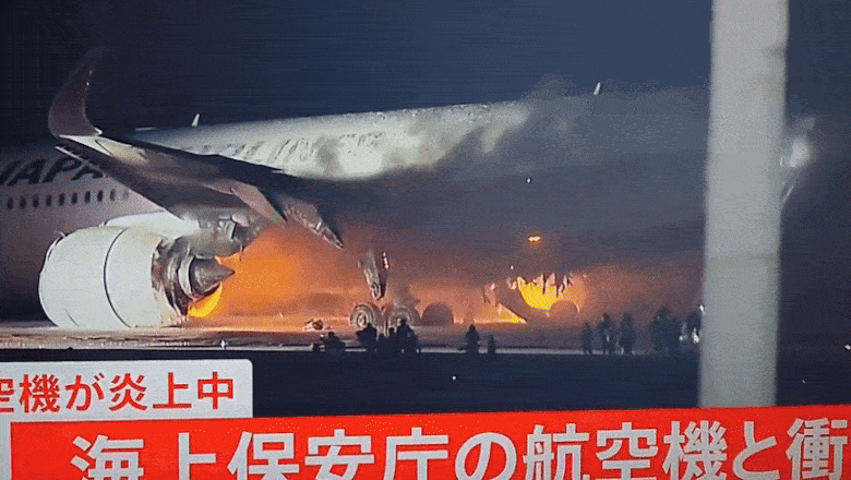 Un avion cu sute de pasageri a aterizat în flăcări pe aeroportul din Tokyo/VIDEO