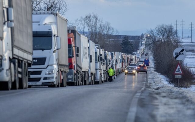 Peste 1.100 de camioane aşteaptă să intre în România din Ucraina, prin vama Siret