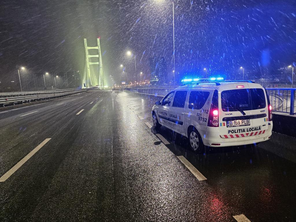 UPDATE – Mijloacele de transport în comun din Bucureşti, blocate pe unele artere din cauza ”dâmburilor de zăpadă” / S-a intervenit prioritar pe marile artere / Traficul derulat în condiţii de iarnă