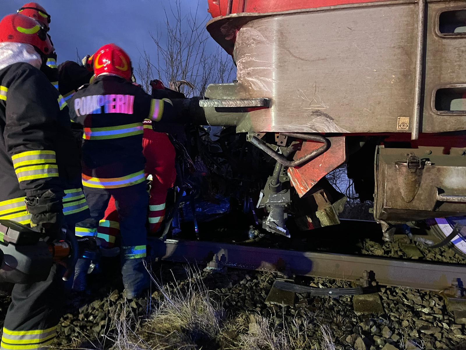 UPDATE – Bacău: Un tren în care se aflau 30 de călători a lovit o maşină / Doi tineri – de 26 şi 28 de ani – au murit / Şoferul nu s-a asigurat / Trafic blocat – FOTO