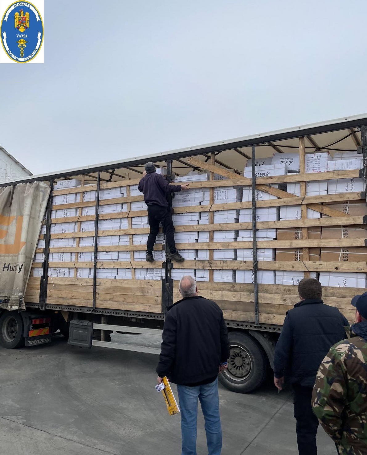Autoritatea Vamală: Încălţăminte contrafăcută în valoare de 2.000.000 lei, descoperită de inspectorii vamali într-un camion care se deplasa din Polonia către Ucraina