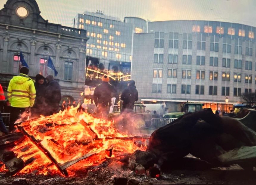 Bruxelles e sub asediu. Fermierii au aprins focuri și forțează intrarea în Parlamentul European. Scutierii intervin cu tunuri cu apă