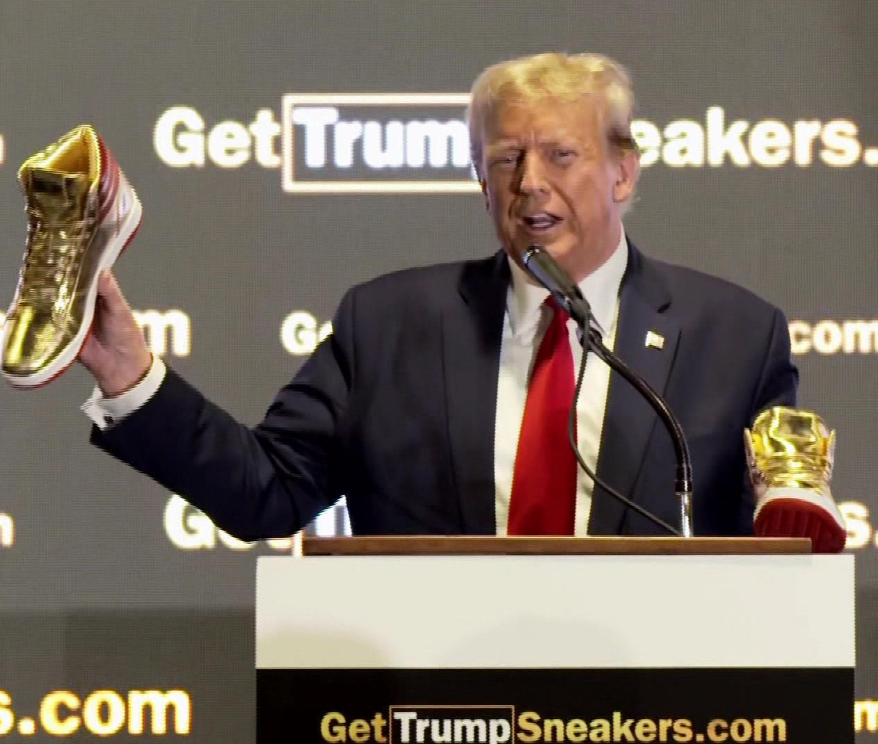 Donald Trump și-a lansat propria linie de ”teneși” /FOTO! Cât costă o pereche de ”T” aurii, cu detalii de pe steagul american