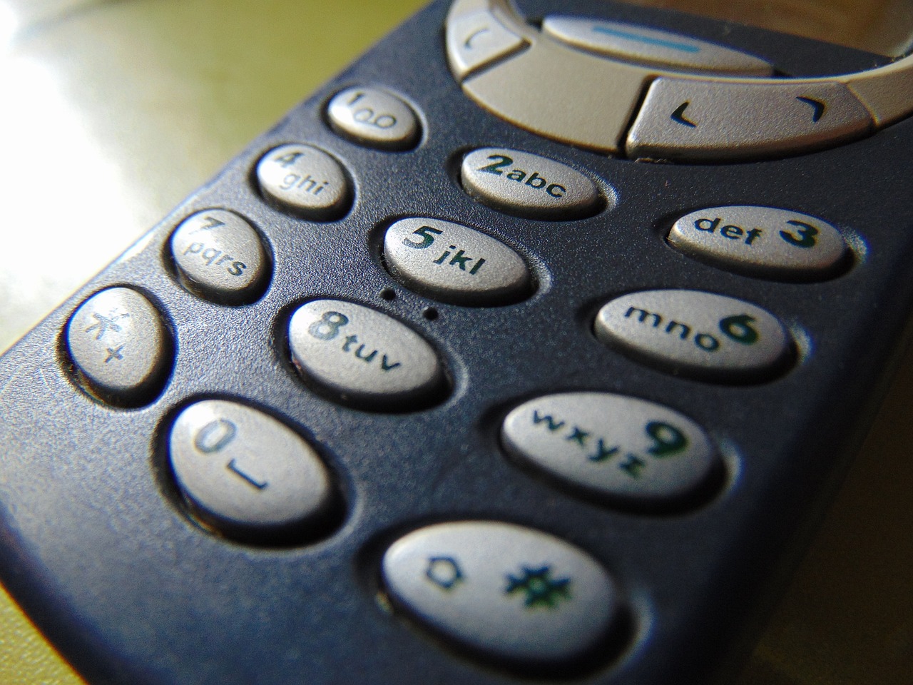 Telefonul vechi care se vinde în prezent cu zeci de mii de euro | Lista celor mai scumpi „urmași” ai smarthpone-urilor