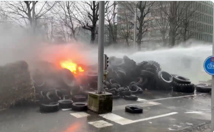 Reuniune a miniştrilor agriculturii din UE sub presiune. Fermierii au blocat Bruxelles-ul cu tractoare şi au dat foc la anvelope, poliţia recurge la tunuri cu apă – VIDEO
