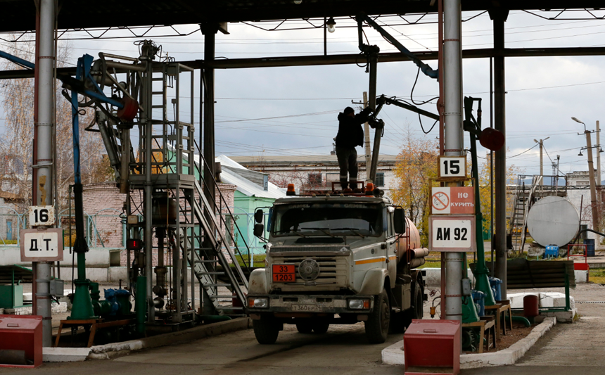 De mâine, Rusia oprește exporturile de benzină și motorină