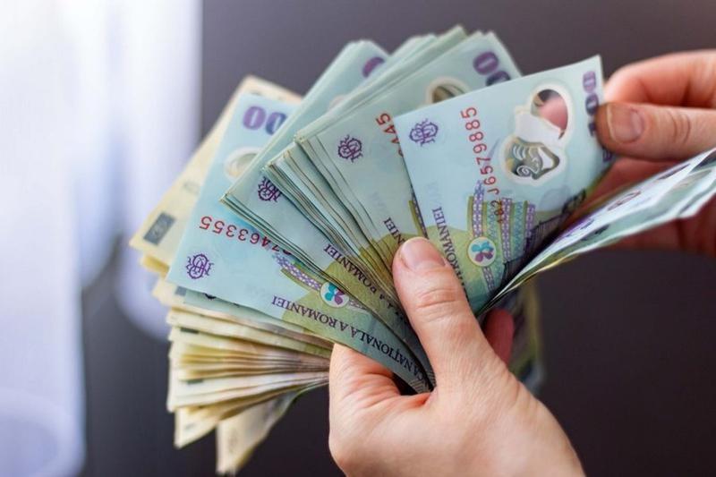 Salarii mai mari din luna martie pentru acești români. Cine beneficiază de venituri majorate