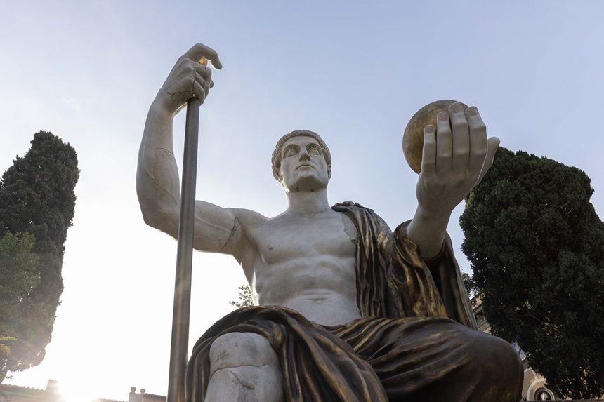 Copia în dimensiuni reale a statuii colosale a împăratului Constantin, expusă la Roma. VIDEO
