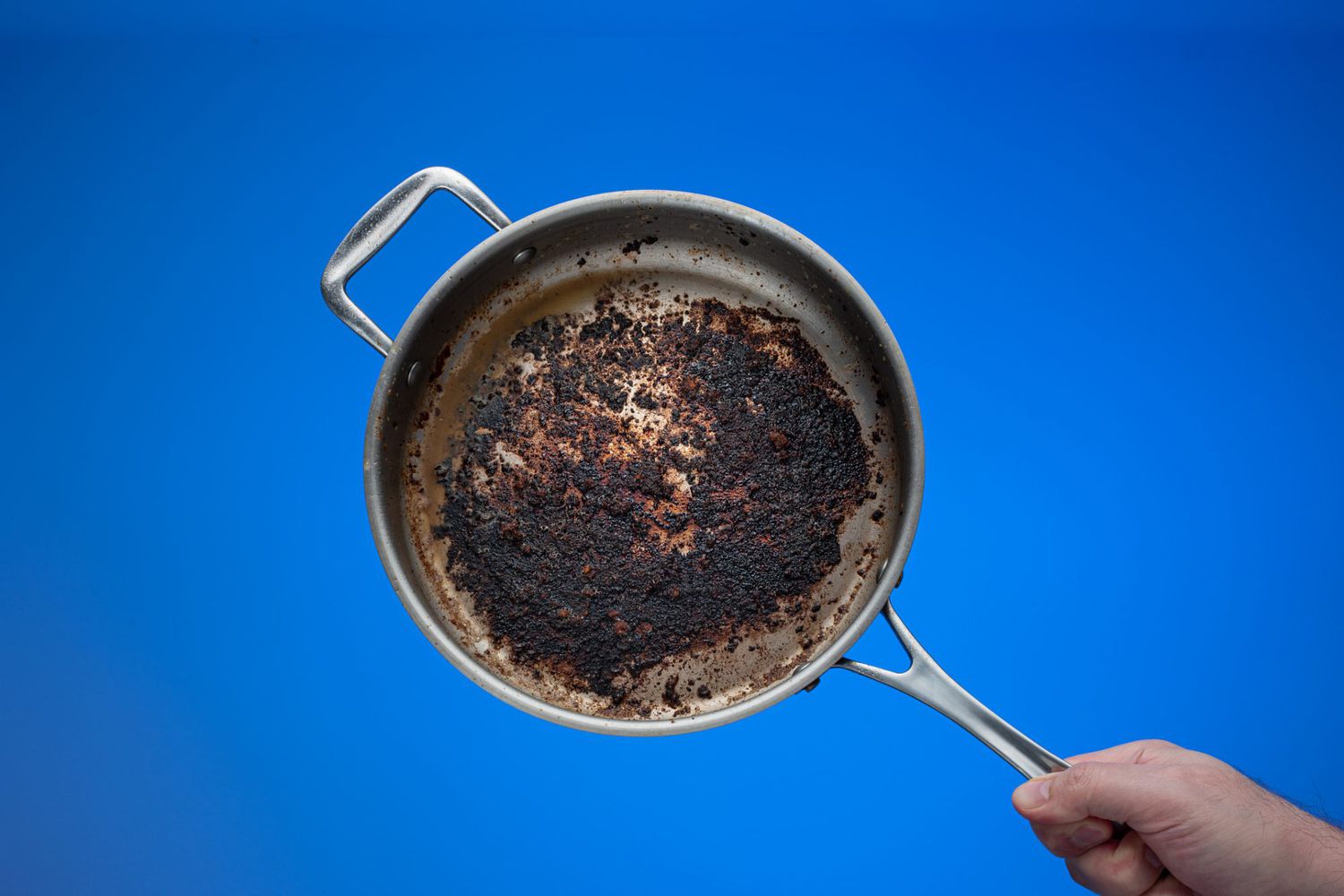 Cum poți să cureți grăsimea arsă de pe tigaie. O soluție făcută în casă te poate ajuta