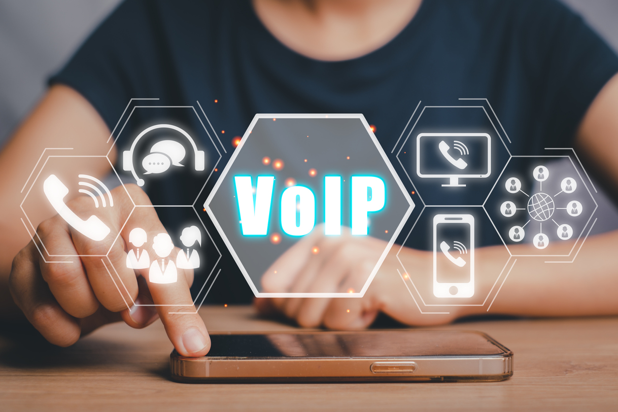 Ce funcții au centralele telefonice VoIP și cum le poți adapta pentru afacerea ta?