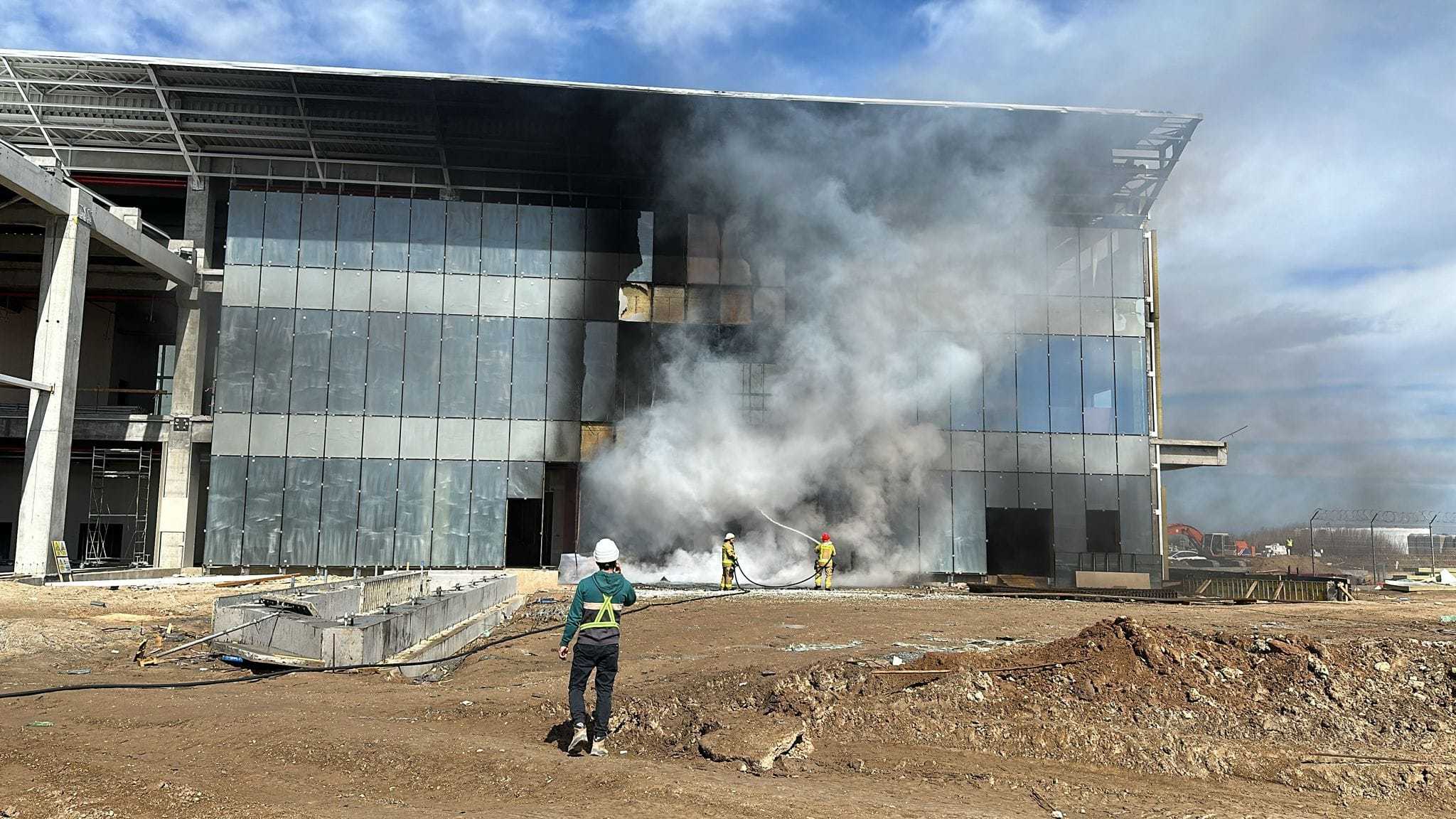 Incendiul de pe şantierul noului terminal al Aeroprotului Craiova a izbucnit din cauza scânteilor unui aparat de sudură / Director aeroport: Pagubele cad exclusiv în sarcina constructorului de pe şantier – FOTO
