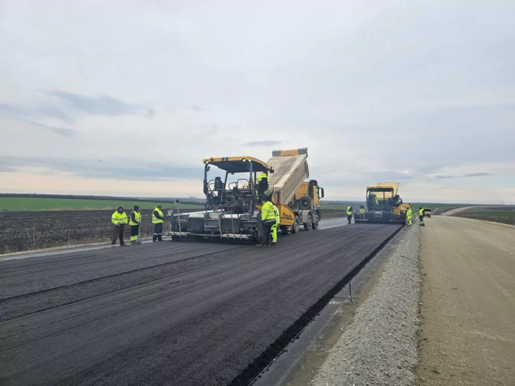 A început asfaltarea pe Tronsonul 1 al Drumului Expres Craiova- Pitești