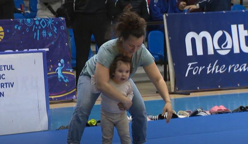 La aproape 2 ani, fiica Andreei Chițu se „luptă” cu mama ei la judo