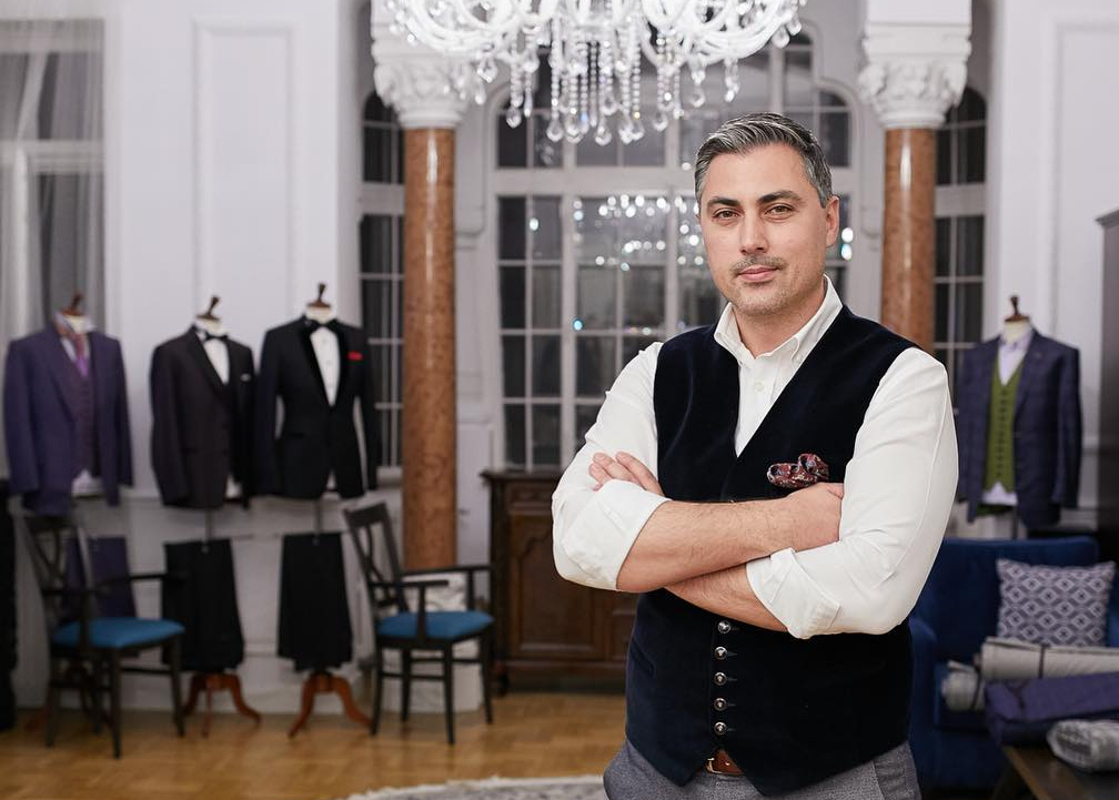 Alexandru Ciucu recunoaște că a trecut razant pe lângă faliment! Cel mai cunoscut designer vestimentar pentru bărbați a rămas fără comenzi