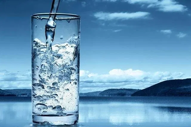 Restaurantele, obligate prin lege să ofere gratis apă