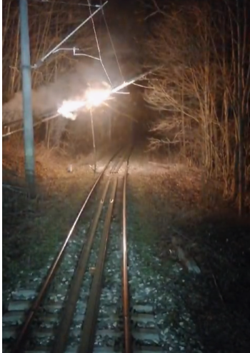 CFR: Circulaţie feroviară oprită temporar între staţiile Lunca Bradului şi Răstoliţa, pentru îndepărtarea unui copac căzut pe firul de contact / Două trenuri oprite în zonă – VIDEO