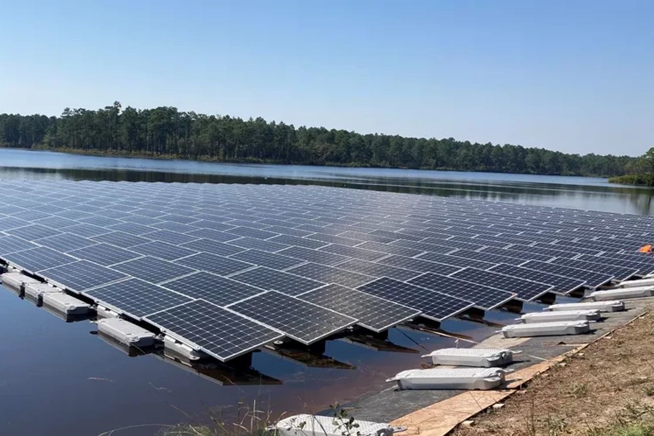 O centrală solară plutitoare pe un lac de acumulare. Cine putea face asta?