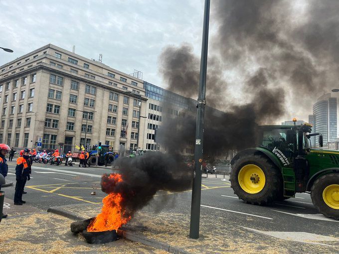 Corina Creţu anunţă că protestele fermierilor continuă la Bruxelles: Îmi exprim solidaritatea cu fermierii mici şi mijlocii care se luptă într-un sistem agricol care nu îi avantajează  – FOTO