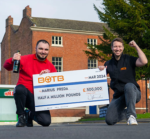 Românul care a câștigat 500.000 de lire la un concurs în Anglia s-a întors a doua zi la muncă! Livrează pizza /VIDEO
