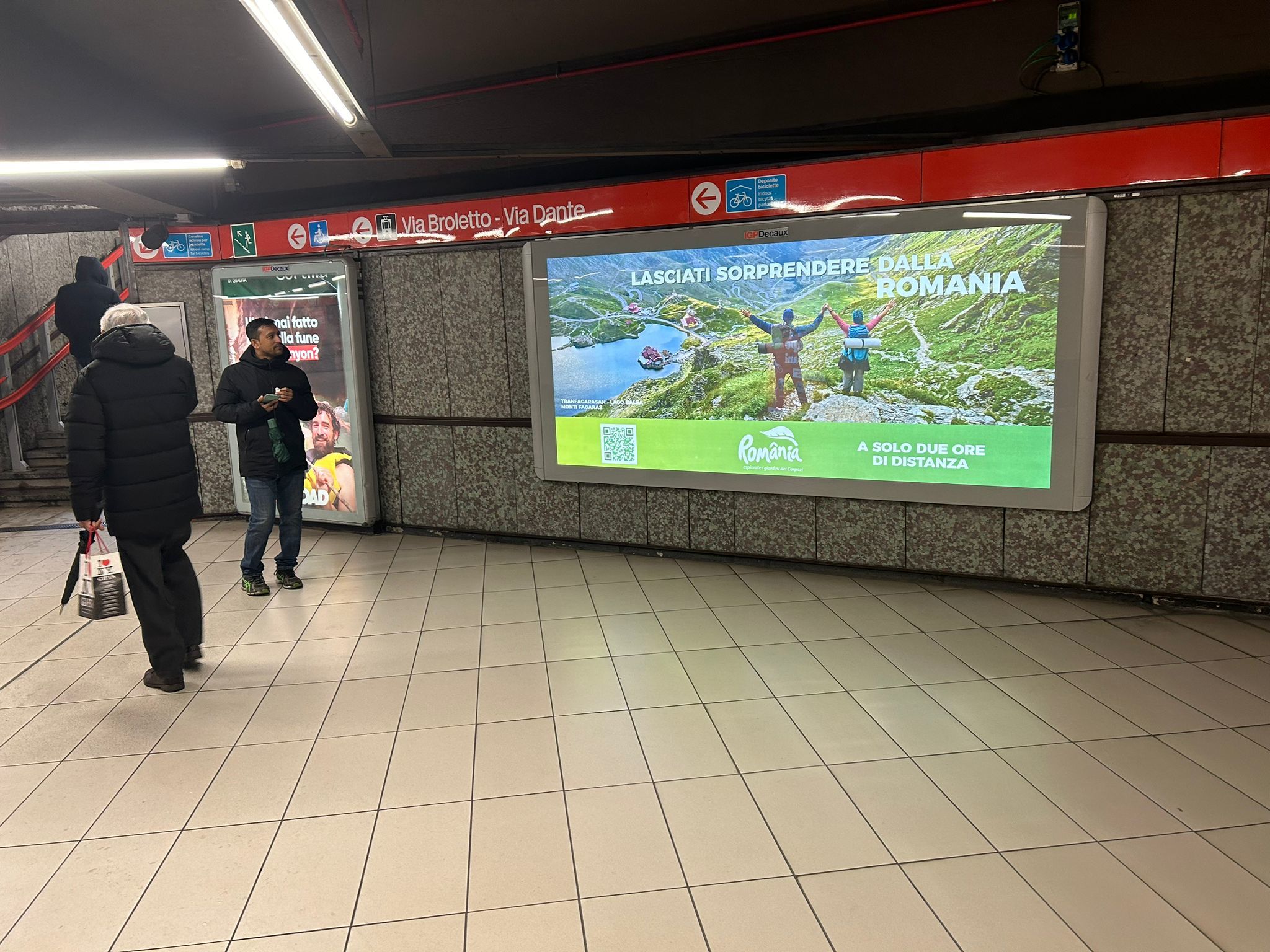 Campanie outdoor în Italia ”Lasciati sorprendere dalla Romania!” – România, promovată în staţiile de metrou din Milano şi pe 90 de autobuze din Roma