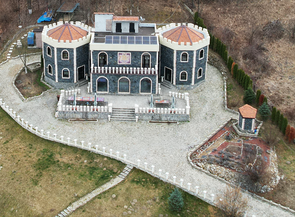 Castelul primarului din Câmpina. Și-a semnat singur autorizația de construcție