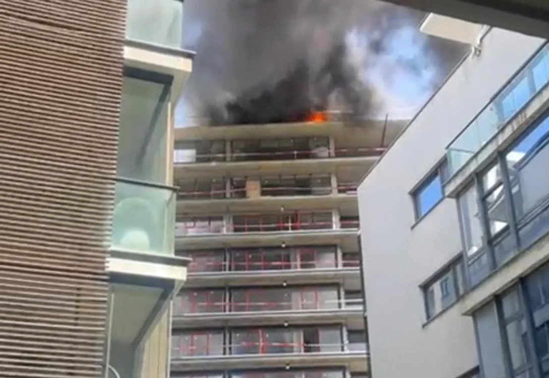 Incendiu la fațada unui bloc în construcție din nordul Capitalei. Zeci de persoane, evacuate