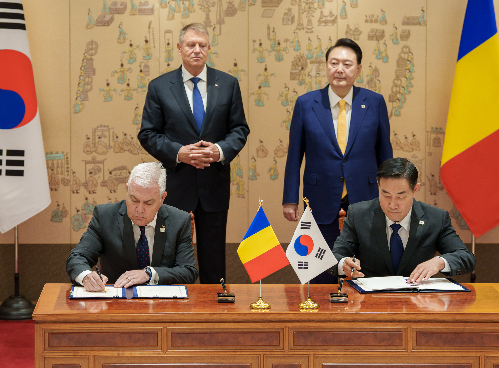 Reuters: Coreea de Sud şi România se angajează să coopereze în domeniul apărării. Sunt informaţii despre încheierea unui contract pentru livrarea de obuziere K9, în valoare de 725,7 milioane de dolari. În paralel, şi Polonia cumpără arme de la Seul