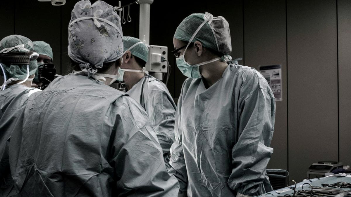 O femeie a făcut infarct după o endoscopie la Craiova. Medicul avea deja interzis să mai profeseze după ce a ucis mai mulți oameni