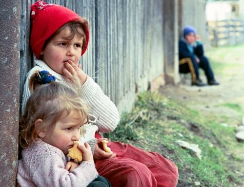 România, pe primul loc, la nivel european, în topul țărilor în care copiii sunt afectați de sărăcie